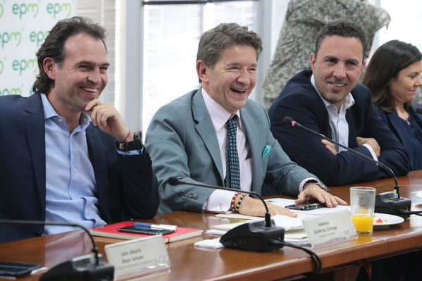 Reunión gobernantes alcaldes contingencia hidroituango
Reunión gobernantes alcaldes contingencia hidroituango
Fecha: 6 Junio 2018.
Para descargar esta fotografía en alta resolución, haga clic sobre la imagen hasta que la misma se despliegue en la pantalla completa; luego dé clic derecho y elija la opción "guardar imagen como". 
En caso de publicación por cualquier medio, solicitamos acompañarla del crédito: "Foto EPM"
Palabras clave: Reunión gobernantes alcaldes contingencia hidroituango