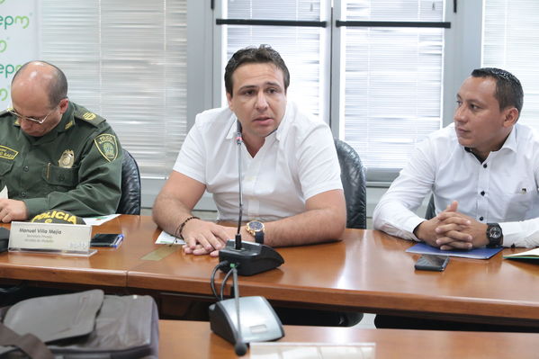 Reunión gobernantes alcaldes contingencia hidroituango
Reunión gobernantes alcaldes contingencia hidroituango
Fecha: 6 Junio 2018.
Para descargar esta fotografía en alta resolución, haga clic sobre la imagen hasta que la misma se despliegue en la pantalla completa; luego dé clic derecho y elija la opción "guardar imagen como". 
En caso de publicación por cualquier medio, solicitamos acompañarla del crédito: "Foto EPM"
Palabras clave: Reunión gobernantes alcaldes contingencia hidroituango