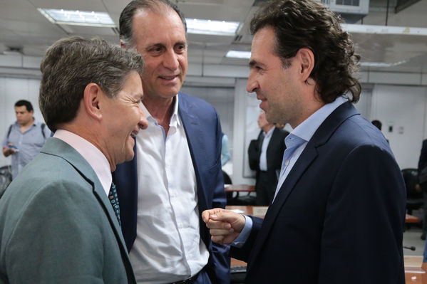 Reunión gobernantes alcaldes contingencia hidroituango
Reunión gobernantes alcaldes contingencia hidroituango
Fecha: 6 Junio 2018.
Para descargar esta fotografía en alta resolución, haga clic sobre la imagen hasta que la misma se despliegue en la pantalla completa; luego dé clic derecho y elija la opción "guardar imagen como". 
En caso de publicación por cualquier medio, solicitamos acompañarla del crédito: "Foto EPM"
Palabras clave: Reunión gobernantes alcaldes contingencia hidroituango