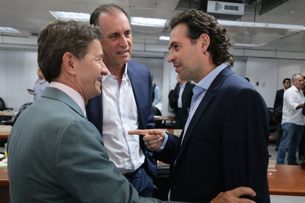 Reunión gobernantes alcaldes contingencia hidroituango
Reunión gobernantes alcaldes contingencia hidroituango
Fecha: 6 Junio 2018.
Para descargar esta fotografía en alta resolución, haga clic sobre la imagen hasta que la misma se despliegue en la pantalla completa; luego dé clic derecho y elija la opción "guardar imagen como". 
En caso de publicación por cualquier medio, solicitamos acompañarla del crédito: "Foto EPM"
Palabras clave: Reunión gobernantes alcaldes contingencia hidroituango