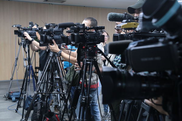 Rueda prensa Modificaciones actas
Rueda prensa Modificaciones actas
Fecha: 7 Junio 2018.
Para descargar esta fotografía en alta resolución, haga clic sobre la imagen hasta que la misma se despliegue en la pantalla completa; luego dé clic derecho y elija la opción "guardar imagen como". 
En caso de publicación por cualquier medio, solicitamos acompañarla del crédito: "Foto EPM"
Palabras clave: Rueda prensa Modificaciones actas