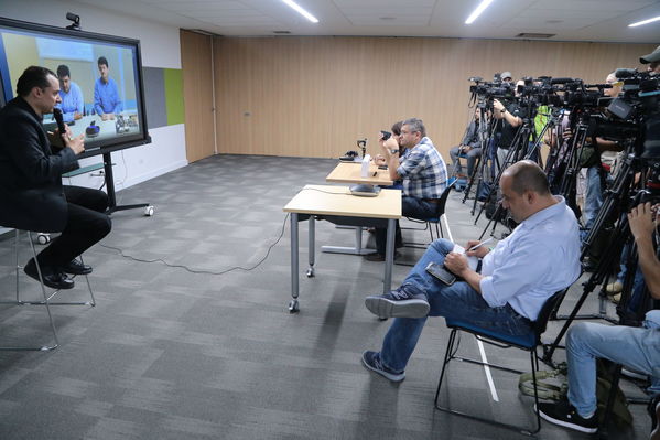 Rueda prensa Modificaciones actas
Rueda prensa Modificaciones actas
Fecha: 7 Junio 2018.
Para descargar esta fotografía en alta resolución, haga clic sobre la imagen hasta que la misma se despliegue en la pantalla completa; luego dé clic derecho y elija la opción "guardar imagen como". 
En caso de publicación por cualquier medio, solicitamos acompañarla del crédito: "Foto EPM"
Palabras clave: Rueda prensa Modificaciones actas