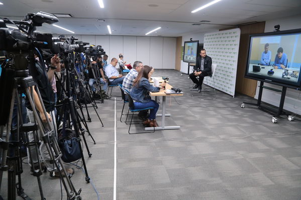 Rueda prensa Modificaciones actas
Rueda prensa Modificaciones actas
Fecha: 7 Junio 2018.
Para descargar esta fotografía en alta resolución, haga clic sobre la imagen hasta que la misma se despliegue en la pantalla completa; luego dé clic derecho y elija la opción "guardar imagen como". 
En caso de publicación por cualquier medio, solicitamos acompañarla del crédito: "Foto EPM"
Palabras clave: Rueda prensa Modificaciones actas