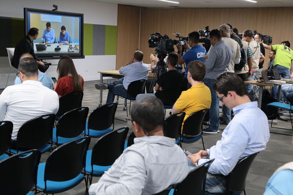 Rueda prensa Modificaciones actas
Rueda prensa Modificaciones actas
Fecha: 7 Junio 2018.
Para descargar esta fotografía en alta resolución, haga clic sobre la imagen hasta que la misma se despliegue en la pantalla completa; luego dé clic derecho y elija la opción "guardar imagen como". 
En caso de publicación por cualquier medio, solicitamos acompañarla del crédito: "Foto EPM"
Palabras clave: Rueda prensa Modificaciones actas