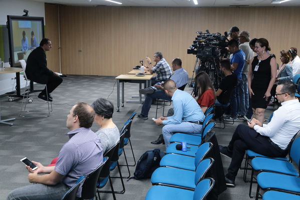 Rueda prensa Modificaciones actas
Rueda prensa Modificaciones actas
Fecha: 7 Junio 2018.
Para descargar esta fotografía en alta resolución, haga clic sobre la imagen hasta que la misma se despliegue en la pantalla completa; luego dé clic derecho y elija la opción "guardar imagen como". 
En caso de publicación por cualquier medio, solicitamos acompañarla del crédito: "Foto EPM"
Palabras clave: Rueda prensa Modificaciones actas