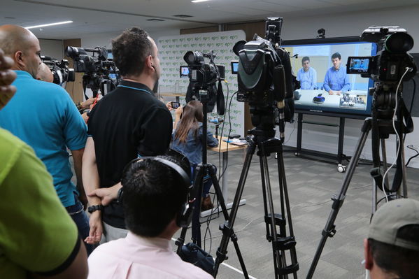 Rueda prensa Modificaciones actas
Rueda prensa Modificaciones actas
Fecha: 7 Junio 2018.
Para descargar esta fotografía en alta resolución, haga clic sobre la imagen hasta que la misma se despliegue en la pantalla completa; luego dé clic derecho y elija la opción "guardar imagen como". 
En caso de publicación por cualquier medio, solicitamos acompañarla del crédito: "Foto EPM"
Palabras clave: Rueda prensa Modificaciones actas