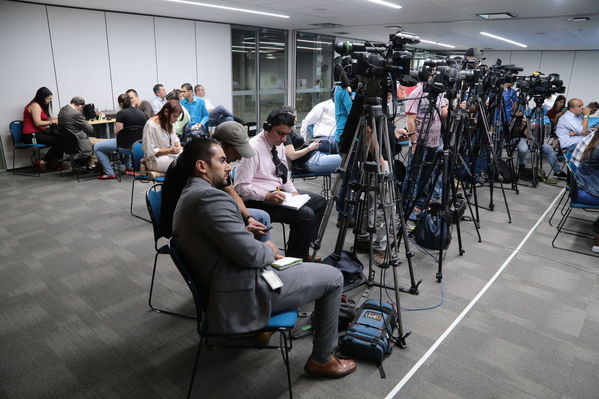 Rueda prensa Modificaciones actas
Rueda prensa Modificaciones actas
Fecha: 7 Junio 2018.
Para descargar esta fotografía en alta resolución, haga clic sobre la imagen hasta que la misma se despliegue en la pantalla completa; luego dé clic derecho y elija la opción "guardar imagen como". 
En caso de publicación por cualquier medio, solicitamos acompañarla del crédito: "Foto EPM"
Palabras clave: Rueda prensa Modificaciones actas