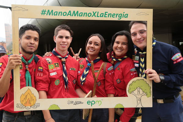 Lanzamiento Concurso Especialidad Scout Cuidamundos EPM
Lanzamiento del Concurso Especialidad Scout Cuidamundos EPM
Fecha: Junio 7 de 2019. 
Para descargar esta fotografía en alta resolución, haga clic sobre la imagen hasta que la misma se despliegue en la pantalla completa; luego dé clic derecho y elija la opción "guardar imagen como". 
En caso de publicación por cualquier medio, solicitamos acompañarla del crédito: "Foto EPM"
Palabras clave: Lanzamiento Concurso Especialidad Scout Cuidamundos EPM