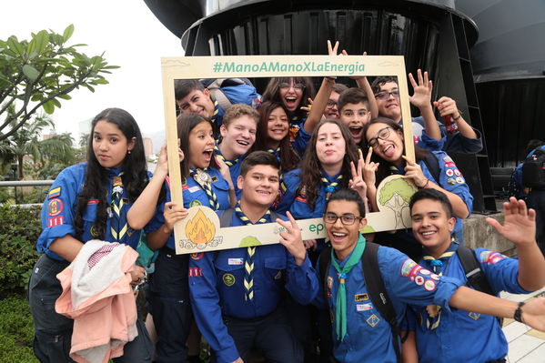 Lanzamiento Concurso Especialidad Scout Cuidamundos EPM
Lanzamiento del Concurso Especialidad Scout Cuidamundos EPM
Fecha: Junio 7 de 2019. 
Para descargar esta fotografía en alta resolución, haga clic sobre la imagen hasta que la misma se despliegue en la pantalla completa; luego dé clic derecho y elija la opción "guardar imagen como". 
En caso de publicación por cualquier medio, solicitamos acompañarla del crédito: "Foto EPM"
Palabras clave: Lanzamiento Concurso Especialidad Scout Cuidamundos EPM