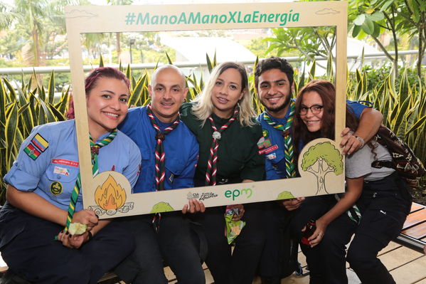 Lanzamiento Concurso Especialidad Scout Cuidamundos EPM
Lanzamiento del Concurso Especialidad Scout Cuidamundos EPM
Fecha: Junio 7 de 2019. 
Para descargar esta fotografía en alta resolución, haga clic sobre la imagen hasta que la misma se despliegue en la pantalla completa; luego dé clic derecho y elija la opción "guardar imagen como". 
En caso de publicación por cualquier medio, solicitamos acompañarla del crédito: "Foto EPM"
Palabras clave: Lanzamiento Concurso Especialidad Scout Cuidamundos EPM