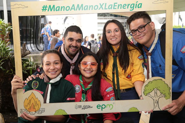 Lanzamiento Concurso Especialidad Scout Cuidamundos EPM
Lanzamiento del Concurso Especialidad Scout Cuidamundos EPM
Fecha: Junio 7 de 2019. 
Para descargar esta fotografía en alta resolución, haga clic sobre la imagen hasta que la misma se despliegue en la pantalla completa; luego dé clic derecho y elija la opción "guardar imagen como". 
En caso de publicación por cualquier medio, solicitamos acompañarla del crédito: "Foto EPM"
Palabras clave: Lanzamiento Concurso Especialidad Scout Cuidamundos EPM