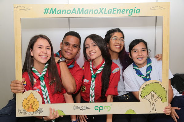 Lanzamiento Concurso Especialidad Scout Cuidamundos EPM
Lanzamiento del Concurso Especialidad Scout Cuidamundos EPM
Fecha: Junio 7 de 2019. 
Para descargar esta fotografía en alta resolución, haga clic sobre la imagen hasta que la misma se despliegue en la pantalla completa; luego dé clic derecho y elija la opción "guardar imagen como". 
En caso de publicación por cualquier medio, solicitamos acompañarla del crédito: "Foto EPM"
Palabras clave: Lanzamiento Concurso Especialidad Scout Cuidamundos EPM