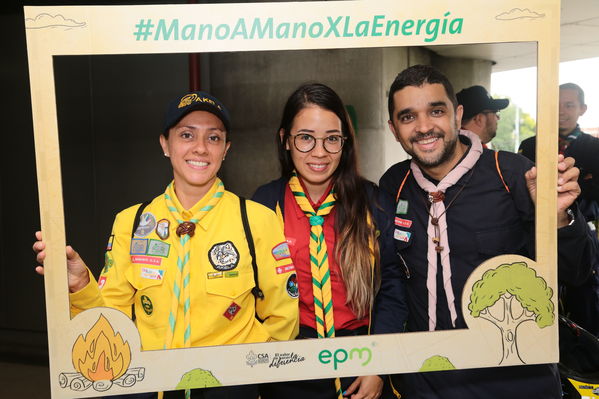 Lanzamiento Concurso Especialidad Scout Cuidamundos EPM
Lanzamiento del Concurso Especialidad Scout Cuidamundos EPM
Fecha: Junio 7 de 2019. 
Para descargar esta fotografía en alta resolución, haga clic sobre la imagen hasta que la misma se despliegue en la pantalla completa; luego dé clic derecho y elija la opción "guardar imagen como". 
En caso de publicación por cualquier medio, solicitamos acompañarla del crédito: "Foto EPM"
Palabras clave: Lanzamiento Concurso Especialidad Scout Cuidamundos EPM