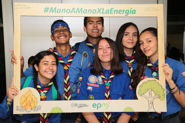 Lanzamiento Concurso Especialidad Scout Cuidamundos EPM
Lanzamiento del Concurso Especialidad Scout Cuidamundos EPM
Fecha: Junio 7 de 2019. 
Para descargar esta fotografía en alta resolución, haga clic sobre la imagen hasta que la misma se despliegue en la pantalla completa; luego dé clic derecho y elija la opción "guardar imagen como". 
En caso de publicación por cualquier medio, solicitamos acompañarla del crédito: "Foto EPM"
Palabras clave: Lanzamiento Concurso Especialidad Scout Cuidamundos EPM