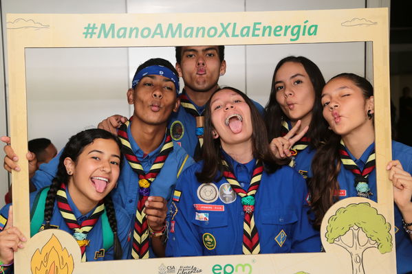 Lanzamiento Concurso Especialidad Scout Cuidamundos EPM
Lanzamiento del Concurso Especialidad Scout Cuidamundos EPM
Fecha: Junio 7 de 2019. 
Para descargar esta fotografía en alta resolución, haga clic sobre la imagen hasta que la misma se despliegue en la pantalla completa; luego dé clic derecho y elija la opción "guardar imagen como". 
En caso de publicación por cualquier medio, solicitamos acompañarla del crédito: "Foto EPM"
Palabras clave: Lanzamiento Concurso Especialidad Scout Cuidamundos EPM