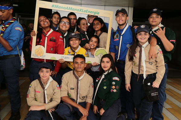 Lanzamiento Concurso Especialidad Scout Cuidamundos EPM
Lanzamiento del Concurso Especialidad Scout Cuidamundos EPM
Fecha: Junio 7 de 2019. 
Para descargar esta fotografía en alta resolución, haga clic sobre la imagen hasta que la misma se despliegue en la pantalla completa; luego dé clic derecho y elija la opción "guardar imagen como". 
En caso de publicación por cualquier medio, solicitamos acompañarla del crédito: "Foto EPM"
Palabras clave: Lanzamiento Concurso Especialidad Scout Cuidamundos EPM
