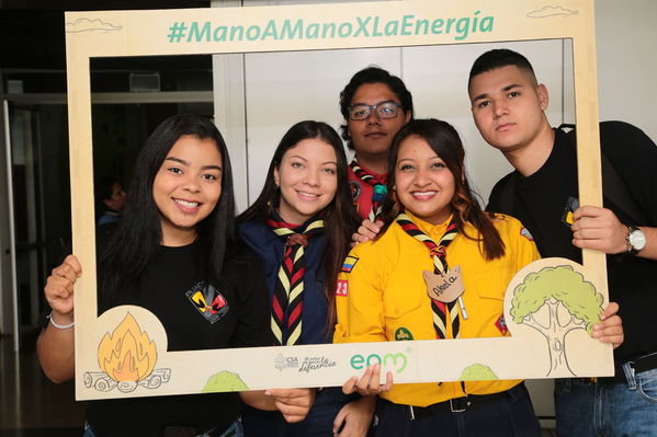 Lanzamiento Concurso Especialidad Scout Cuidamundos EPM
Lanzamiento del Concurso Especialidad Scout Cuidamundos EPM
Fecha: Junio 7 de 2019. 
Para descargar esta fotografía en alta resolución, haga clic sobre la imagen hasta que la misma se despliegue en la pantalla completa; luego dé clic derecho y elija la opción "guardar imagen como". 
En caso de publicación por cualquier medio, solicitamos acompañarla del crédito: "Foto EPM"
Palabras clave: Lanzamiento Concurso Especialidad Scout Cuidamundos EPM