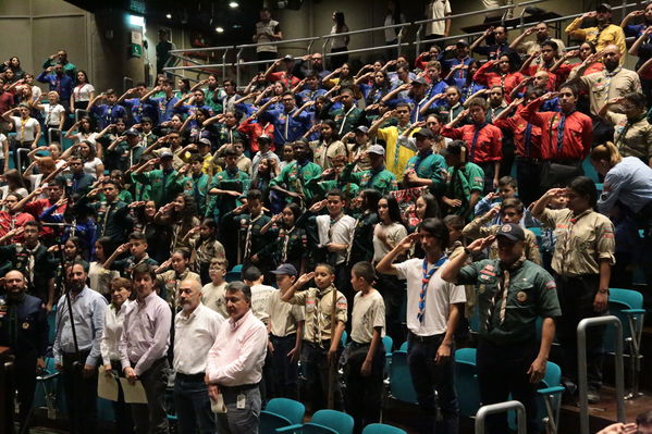 Lanzamiento Concurso Especialidad Scout Cuidamundos EPM
Lanzamiento del Concurso Especialidad Scout Cuidamundos EPM
Fecha: Junio 7 de 2019. 
Para descargar esta fotografía en alta resolución, haga clic sobre la imagen hasta que la misma se despliegue en la pantalla completa; luego dé clic derecho y elija la opción "guardar imagen como". 
En caso de publicación por cualquier medio, solicitamos acompañarla del crédito: "Foto EPM"
Palabras clave: Lanzamiento Concurso Especialidad Scout Cuidamundos EPM