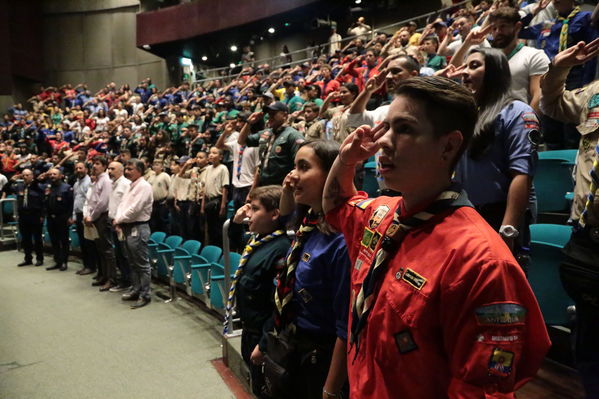 Lanzamiento Concurso Especialidad Scout Cuidamundos EPM
Lanzamiento del Concurso Especialidad Scout Cuidamundos EPM
Fecha: Junio 7 de 2019. 
Para descargar esta fotografía en alta resolución, haga clic sobre la imagen hasta que la misma se despliegue en la pantalla completa; luego dé clic derecho y elija la opción "guardar imagen como". 
En caso de publicación por cualquier medio, solicitamos acompañarla del crédito: "Foto EPM"
Palabras clave: Lanzamiento Concurso Especialidad Scout Cuidamundos EPM