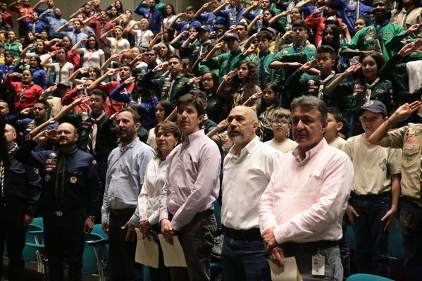 Lanzamiento Concurso Especialidad Scout Cuidamundos EPM
Lanzamiento del Concurso Especialidad Scout Cuidamundos EPM
Fecha: Junio 7 de 2019. 
Para descargar esta fotografía en alta resolución, haga clic sobre la imagen hasta que la misma se despliegue en la pantalla completa; luego dé clic derecho y elija la opción "guardar imagen como". 
En caso de publicación por cualquier medio, solicitamos acompañarla del crédito: "Foto EPM"
Palabras clave: Lanzamiento Concurso Especialidad Scout Cuidamundos EPM