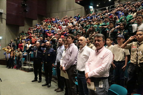 Lanzamiento Concurso Especialidad Scout Cuidamundos EPM
Lanzamiento del Concurso Especialidad Scout Cuidamundos EPM
Fecha: Junio 7 de 2019. 
Para descargar esta fotografía en alta resolución, haga clic sobre la imagen hasta que la misma se despliegue en la pantalla completa; luego dé clic derecho y elija la opción "guardar imagen como". 
En caso de publicación por cualquier medio, solicitamos acompañarla del crédito: "Foto EPM"
Palabras clave: Lanzamiento Concurso Especialidad Scout Cuidamundos EPM