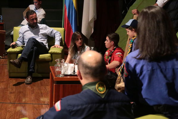 Lanzamiento Concurso Especialidad Scout Cuidamundos EPM
Lanzamiento del Concurso Especialidad Scout Cuidamundos EPM
Fecha: Junio 7 de 2019. 
Para descargar esta fotografía en alta resolución, haga clic sobre la imagen hasta que la misma se despliegue en la pantalla completa; luego dé clic derecho y elija la opción "guardar imagen como". 
En caso de publicación por cualquier medio, solicitamos acompañarla del crédito: "Foto EPM"
Palabras clave: Lanzamiento Concurso Especialidad Scout Cuidamundos EPM