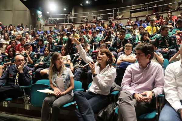 Lanzamiento Concurso Especialidad Scout Cuidamundos EPM
Lanzamiento del Concurso Especialidad Scout Cuidamundos EPM
Fecha: Junio 7 de 2019. 
Para descargar esta fotografía en alta resolución, haga clic sobre la imagen hasta que la misma se despliegue en la pantalla completa; luego dé clic derecho y elija la opción "guardar imagen como". 
En caso de publicación por cualquier medio, solicitamos acompañarla del crédito: "Foto EPM"
Palabras clave: Lanzamiento Concurso Especialidad Scout Cuidamundos EPM