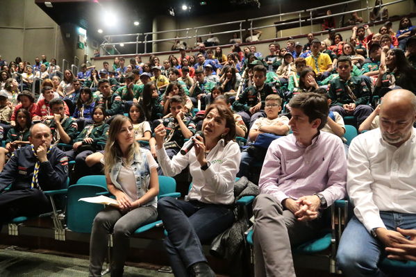Lanzamiento Concurso Especialidad Scout Cuidamundos EPM
Lanzamiento del Concurso Especialidad Scout Cuidamundos EPM
Fecha: Junio 7 de 2019. 
Para descargar esta fotografía en alta resolución, haga clic sobre la imagen hasta que la misma se despliegue en la pantalla completa; luego dé clic derecho y elija la opción "guardar imagen como". 
En caso de publicación por cualquier medio, solicitamos acompañarla del crédito: "Foto EPM"
Palabras clave: Lanzamiento Concurso Especialidad Scout Cuidamundos EPM