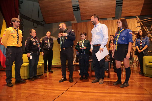 Lanzamiento concurso Especialidad Scout Cuidamundos EPM
Lanzamiento del Concurso Especialidad Scout Cuidamundos EPM
Fecha: Junio 7 de 2019. 
Para descargar esta fotografía en alta resolución, haga clic sobre la imagen hasta que la misma se despliegue en la pantalla completa; luego dé clic derecho y elija la opción "guardar imagen como". 
En caso de publicación por cualquier medio, solicitamos acompañarla del crédito: "Foto EPM"
Palabras clave: Lanzamiento concurso Especialidad Scout Cuidamundos EPM