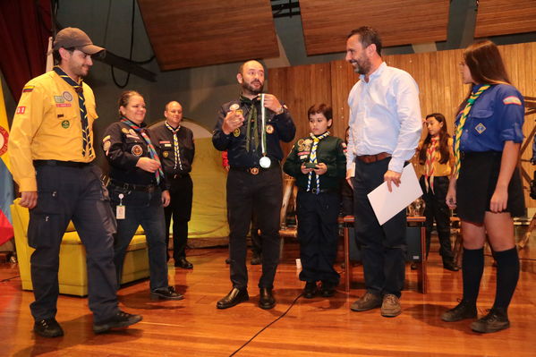 Lanzamiento concurso Especialidad Scout Cuidamundos EPM
Lanzamiento del Concurso Especialidad Scout Cuidamundos EPM
Fecha: Junio 7 de 2019. 
Para descargar esta fotografía en alta resolución, haga clic sobre la imagen hasta que la misma se despliegue en la pantalla completa; luego dé clic derecho y elija la opción "guardar imagen como". 
En caso de publicación por cualquier medio, solicitamos acompañarla del crédito: "Foto EPM"
Palabras clave: Lanzamiento concurso Especialidad Scout Cuidamundos EPM