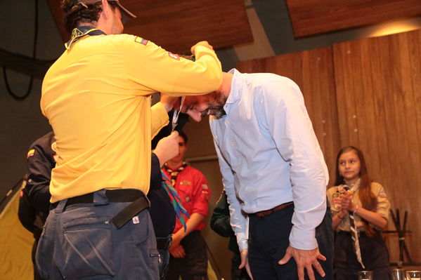 Lanzamiento concurso Especialidad Scout Cuidamundos EPM
Lanzamiento del Concurso Especialidad Scout Cuidamundos EPM
Fecha: Junio 7 de 2019. 
Para descargar esta fotografía en alta resolución, haga clic sobre la imagen hasta que la misma se despliegue en la pantalla completa; luego dé clic derecho y elija la opción "guardar imagen como". 
En caso de publicación por cualquier medio, solicitamos acompañarla del crédito: "Foto EPM"
Palabras clave: Lanzamiento concurso Especialidad Scout Cuidamundos EPM