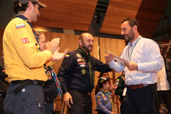 Lanzamiento concurso Especialidad Scout Cuidamundos EPM
Lanzamiento del Concurso Especialidad Scout Cuidamundos EPM
Fecha: Junio 7 de 2019. 
Para descargar esta fotografía en alta resolución, haga clic sobre la imagen hasta que la misma se despliegue en la pantalla completa; luego dé clic derecho y elija la opción "guardar imagen como". 
En caso de publicación por cualquier medio, solicitamos acompañarla del crédito: "Foto EPM"
Palabras clave: Lanzamiento concurso Especialidad Scout Cuidamundos EPM