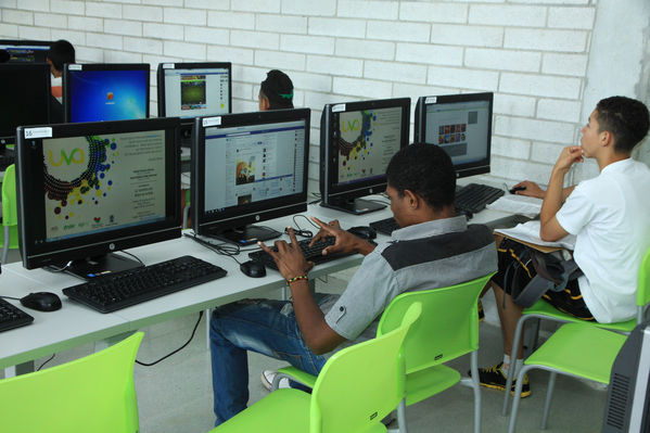 Sala de internet UVA Los Sueños 
Sala de internet UVA Los Sueños 
Fecha: Junio 20 de 2014
Para descargar esta fotografía en alta resolución, haga clic sobre la imagen hasta que la misma se despliegue en la pantalla completa; luego dé clic derecho y elija la opción "guardar imagen como". 
En caso de publicación por cualquier medio, solicitamos acompañarla del crédito: "Foto EPM"
Palabras clave: Sala internet UVA Sueños