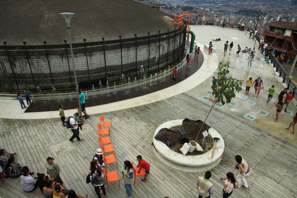 Siembra del árbol en las UVA Los Sueños y La Esperanza
Siembra del árbol en las UVA Los Sueños y La Esperanza
Fecha: Junio 20 de 2014
Para descargar esta fotografía en alta resolución, haga clic sobre la imagen hasta que la misma se despliegue en la pantalla completa; luego dé clic derecho y elija la opción "guardar imagen como". 
En caso de publicación por cualquier medio, solicitamos acompañarla del crédito: "Foto EPM"
Palabras clave: Siembra árbol UVA Sueños Esperanza