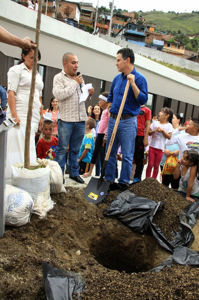 Siembra del árbol en las UVA Los Sueños y La Esperanza
Siembra del árbol en las UVA Los Sueños y La Esperanza
Fecha: Junio 20 de 2014
Para descargar esta fotografía en alta resolución, haga clic sobre la imagen hasta que la misma se despliegue en la pantalla completa; luego dé clic derecho y elija la opción "guardar imagen como". 
En caso de publicación por cualquier medio, solicitamos acompañarla del crédito: "Foto EPM"
Palabras clave: Siembra árbol UVA Sueños Esperanza