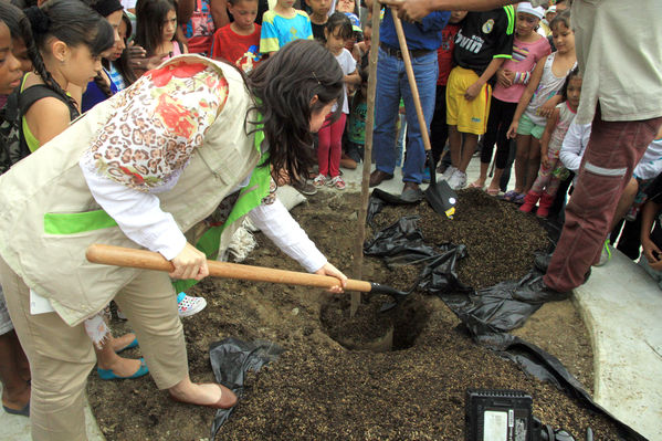 Siembra del árbol en las UVA Los Sueños y La Esperanza
Siembra del árbol en las UVA Los Sueños y La Esperanza
Fecha: Junio 20 de 2014
Para descargar esta fotografía en alta resolución, haga clic sobre la imagen hasta que la misma se despliegue en la pantalla completa; luego dé clic derecho y elija la opción "guardar imagen como". 
En caso de publicación por cualquier medio, solicitamos acompañarla del crédito: "Foto EPM"
Palabras clave: Siembra árbol UVA Sueños Esperanza