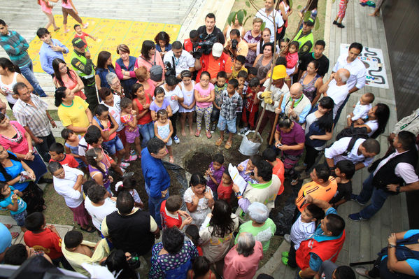 Siembra del árbol en las UVA Los Sueños y La Esperanza
Siembra del árbol en las UVA Los Sueños y La Esperanza
Fecha: Junio 20 de 2014
Para descargar esta fotografía en alta resolución, haga clic sobre la imagen hasta que la misma se despliegue en la pantalla completa; luego dé clic derecho y elija la opción "guardar imagen como". 
En caso de publicación por cualquier medio, solicitamos acompañarla del crédito: "Foto EPM"
Palabras clave: Siembra árbol UVA Sueños Esperanza