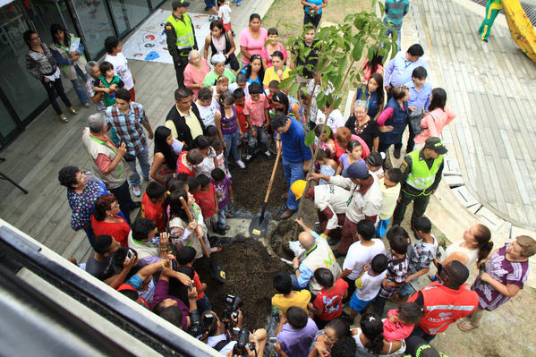 Siembra del árbol en las UVA Los Sueños y La Esperanza
Siembra del árbol en las UVA Los Sueños y La Esperanza
Fecha: Junio 20 de 2014
Para descargar esta fotografía en alta resolución, haga clic sobre la imagen hasta que la misma se despliegue en la pantalla completa; luego dé clic derecho y elija la opción "guardar imagen como". 
En caso de publicación por cualquier medio, solicitamos acompañarla del crédito: "Foto EPM"
Palabras clave: Siembra árbol UVA Sueños Esperanza