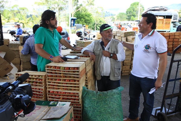 El Peñol 300 años
El Peñol 300 años
Fecha: Junio 21 de 2014
Para descargar esta fotografía en alta resolución, haga clic sobre la imagen hasta que la misma se despliegue en la pantalla completa; luego dé clic derecho y elija la opción "guardar imagen como". 
En caso de publicación por cualquier medio, solicitamos acompañarla del crédito: "Foto EPM"

Palabras clave: Peñol 300 años