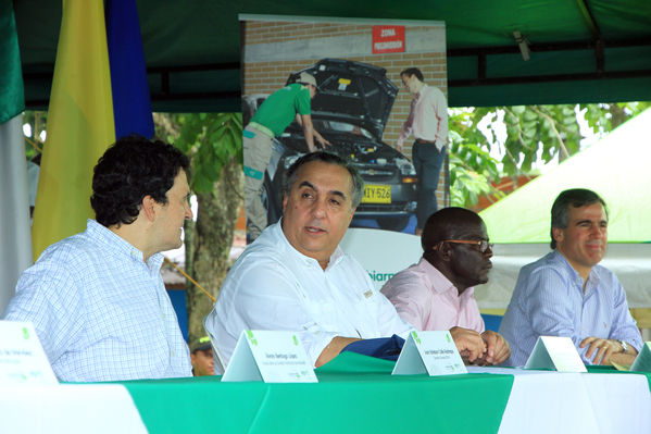 Inauguración del gas natural en Carepa
Inauguración del gas natural en Carepa
Fecha: Junio 22  de 2013. 
Para descargar esta fotografía en alta resolución, haga clic sobre la imagen hasta que la misma se despliegue en la pantalla completa; luego dé clic derecho y elija la opción "guardar imagen como". 
En caso de publicación por cualquier medio, solicitamos acompañarla del crédito: "Cortesía EPM".
Palabras clave: Inauguración gas natural Carepa Urabá
