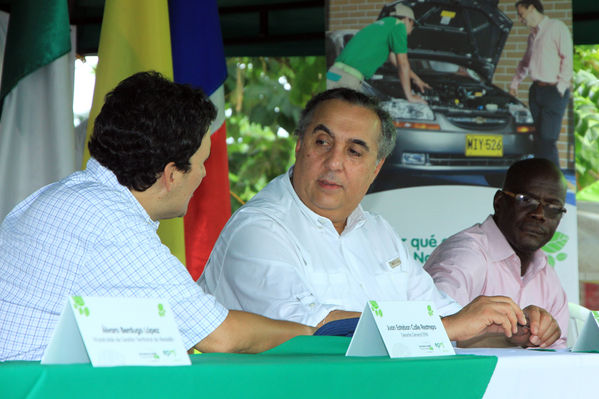 Inauguración del gas natural en Carepa
Inauguración del gas natural en Carepa
Fecha: Junio 22  de 2013. 
Para descargar esta fotografía en alta resolución, haga clic sobre la imagen hasta que la misma se despliegue en la pantalla completa; luego dé clic derecho y elija la opción "guardar imagen como". 
En caso de publicación por cualquier medio, solicitamos acompañarla del crédito: "Cortesía EPM".
Palabras clave: Inauguración gas natural Carepa Urabá