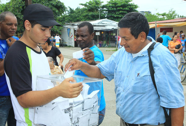 Inauguración del gas natural en Carepa
Inauguración del gas natural en Carepa
Fecha: Junio 22  de 2013. 
Para descargar esta fotografía en alta resolución, haga clic sobre la imagen hasta que la misma se despliegue en la pantalla completa; luego dé clic derecho y elija la opción "guardar imagen como". 
En caso de publicación por cualquier medio, solicitamos acompañarla del crédito: "Cortesía EPM".
Palabras clave: Inauguración gas natural Carepa Urabá