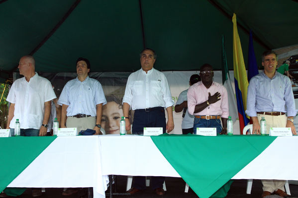Inauguración del gas natural en Carepa
Inauguración del gas natural en Carepa
Fecha: Junio 22  de 2013. 
Para descargar esta fotografía en alta resolución, haga clic sobre la imagen hasta que la misma se despliegue en la pantalla completa; luego dé clic derecho y elija la opción "guardar imagen como". 
En caso de publicación por cualquier medio, solicitamos acompañarla del crédito: "Cortesía EPM".
Palabras clave: Inauguración gas natural Carepa Urabá