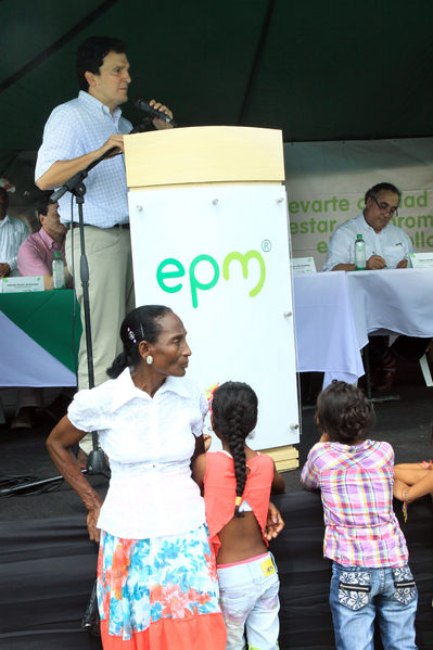 Inauguración del gas natural en Carepa
Inauguración del gas natural en Carepa
Fecha: Junio 22  de 2013. 
Para descargar esta fotografía en alta resolución, haga clic sobre la imagen hasta que la misma se despliegue en la pantalla completa; luego dé clic derecho y elija la opción "guardar imagen como". 
En caso de publicación por cualquier medio, solicitamos acompañarla del crédito: "Cortesía EPM".
Palabras clave: Inauguración gas natural Carepa Urabá