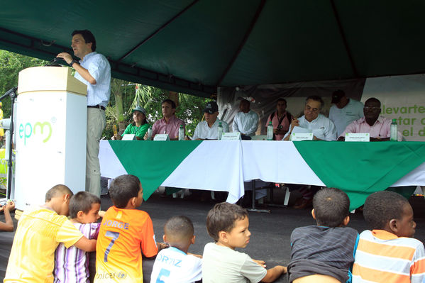 Inauguración del gas natural en Carepa
Inauguración del gas natural en Carepa
Fecha: Junio 22  de 2013. 
Para descargar esta fotografía en alta resolución, haga clic sobre la imagen hasta que la misma se despliegue en la pantalla completa; luego dé clic derecho y elija la opción "guardar imagen como". 
En caso de publicación por cualquier medio, solicitamos acompañarla del crédito: "Cortesía EPM".
Palabras clave: Inauguración gas natural Carepa Urabá