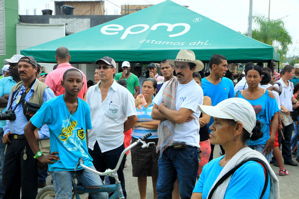 Inauguración del gas natural en Carepa
Inauguración del gas natural en Carepa
Fecha: Junio 22  de 2013. 
Para descargar esta fotografía en alta resolución, haga clic sobre la imagen hasta que la misma se despliegue en la pantalla completa; luego dé clic derecho y elija la opción "guardar imagen como". 
En caso de publicación por cualquier medio, solicitamos acompañarla del crédito: "Cortesía EPM".
Palabras clave: Inauguración gas natural Carepa Urabá