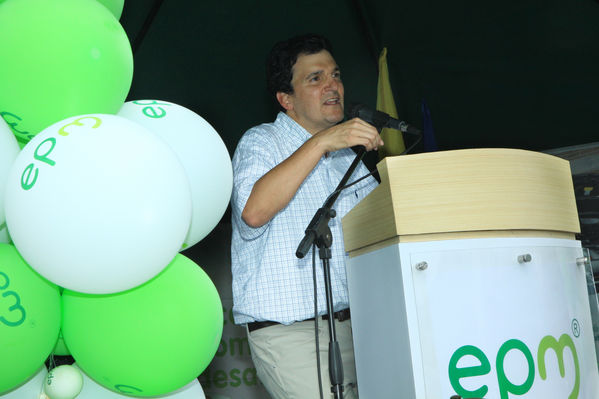 Inauguración del gas natural en Carepa
Inauguración del gas natural en Carepa
Fecha: Junio 22  de 2013. 
Para descargar esta fotografía en alta resolución, haga clic sobre la imagen hasta que la misma se despliegue en la pantalla completa; luego dé clic derecho y elija la opción "guardar imagen como". 
En caso de publicación por cualquier medio, solicitamos acompañarla del crédito: "Cortesía EPM".
Palabras clave: Inauguración gas natural Carepa Urabá