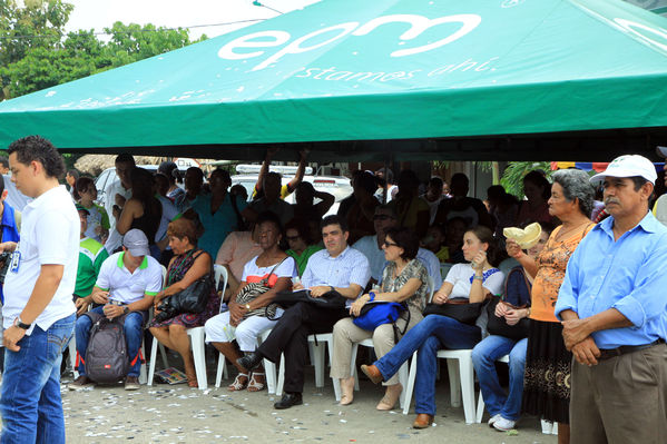 Inauguración del gas natural en Carepa
Inauguración del gas natural en Carepa
Fecha: Junio 22  de 2013. 
Para descargar esta fotografía en alta resolución, haga clic sobre la imagen hasta que la misma se despliegue en la pantalla completa; luego dé clic derecho y elija la opción "guardar imagen como". 
En caso de publicación por cualquier medio, solicitamos acompañarla del crédito: "Cortesía EPM".
Palabras clave: Inauguración gas natural Carepa Urabá