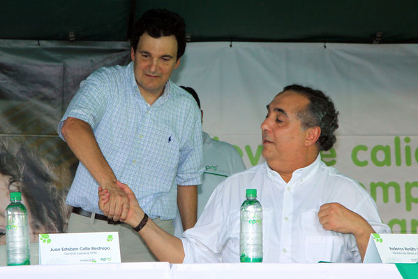 Inauguración del gas natural en Carepa
Inauguración del gas natural en Carepa
Fecha: Junio 22  de 2013. 
Para descargar esta fotografía en alta resolución, haga clic sobre la imagen hasta que la misma se despliegue en la pantalla completa; luego dé clic derecho y elija la opción "guardar imagen como". 
En caso de publicación por cualquier medio, solicitamos acompañarla del crédito: "Cortesía EPM".
Palabras clave: Inauguración gas natural Carepa Urabá