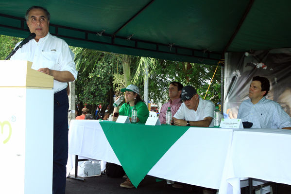 Inauguración del gas natural en Carepa
Inauguración del gas natural en Carepa
Fecha: Junio 22  de 2013. 
Para descargar esta fotografía en alta resolución, haga clic sobre la imagen hasta que la misma se despliegue en la pantalla completa; luego dé clic derecho y elija la opción "guardar imagen como". 
En caso de publicación por cualquier medio, solicitamos acompañarla del crédito: "Cortesía EPM".
Palabras clave: Inauguración gas natural Carepa Urabá